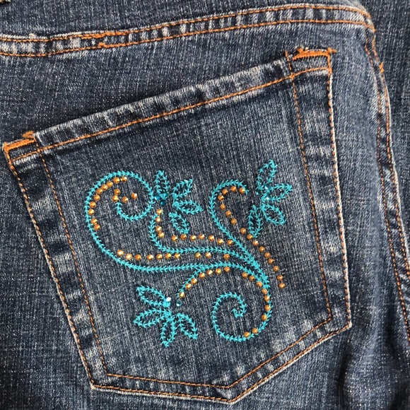 Daisy Fuentes size 2 jeans, boot cut with back pockets embroidered & beaded - Picture 2 of 7